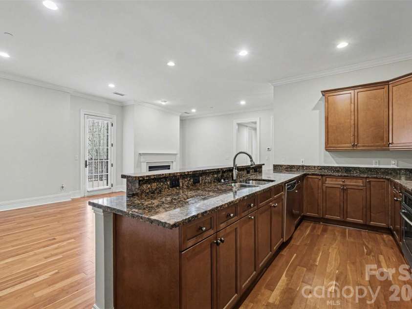3276 Park Road, Charlotte, NC 28209.  MLS# CAR4349731, YatesRealty ID 12923. Kitchen