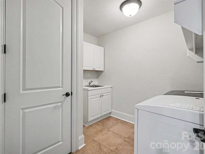 3276 Park Road, Charlotte, NC 28209.  MLS# CAR4349731, YatesRealty ID 12923. Laundry Room