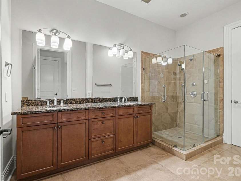 3276 Park Road, Charlotte, NC 28209.  MLS# CAR4349731, YatesRealty ID 12923. Primary Full Bath