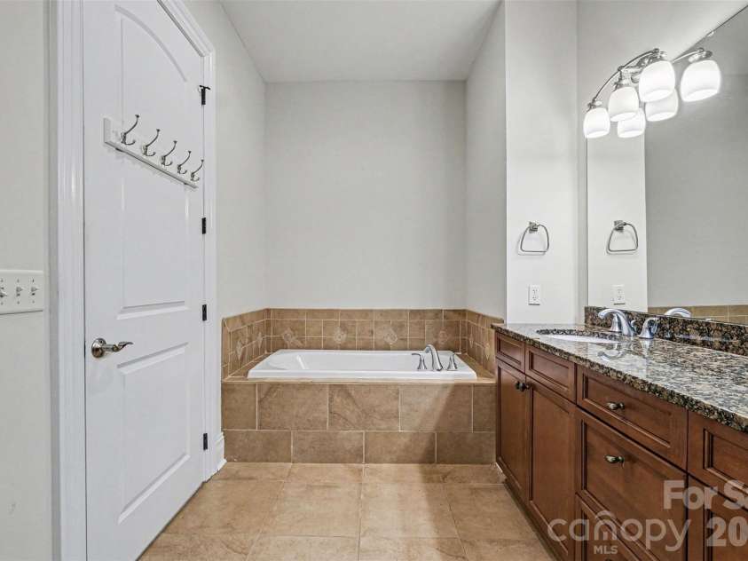 3276 Park Road, Charlotte, NC 28209.  MLS# CAR4349731, YatesRealty ID 12923. Primary Full Bath