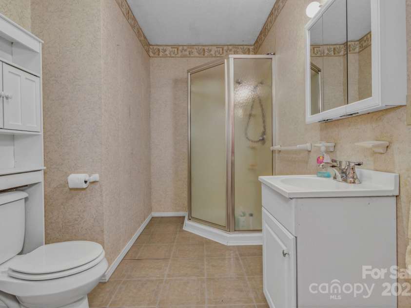 676 Arrowhead Trail, Marion, NC 28752.  MLS# CAR4252905, YatesRealty ID 12932. Full bathroom located off the hallway between all the bedrooms.