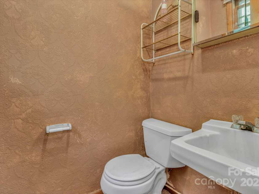 676 Arrowhead Trail, Marion, NC 28752.  MLS# CAR4252905, YatesRealty ID 12932. Half bath attached to the primary bedroom