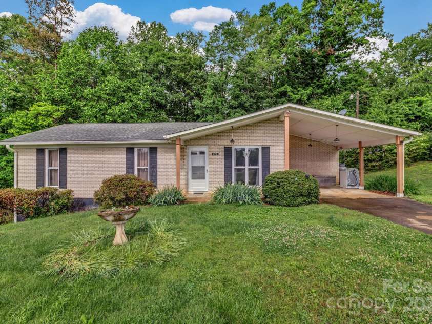 676 Arrowhead Trail, Marion, NC 28752.  MLS# CAR4252905, YatesRealty ID 12932. One level Brick home with unfinished half basement and level driveway