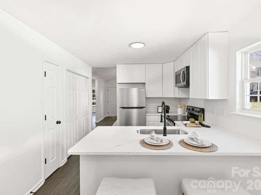 913 Tennyson Drive, Charlotte, NC 28208.  MLS# CAR4350149, YatesRealty ID 12933. 
