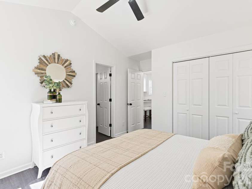 913 Tennyson Drive, Charlotte, NC 28208.  MLS# CAR4350149, YatesRealty ID 12933. 