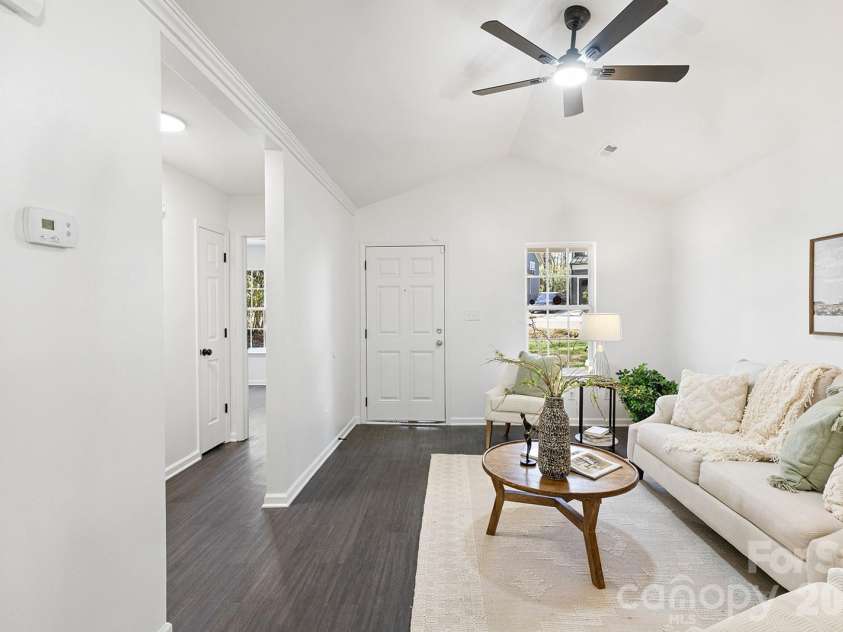 913 Tennyson Drive, Charlotte, NC 28208.  MLS# CAR4350149, YatesRealty ID 12933. 