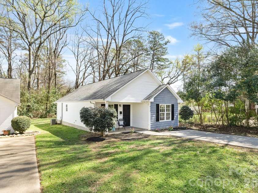 913 Tennyson Drive, Charlotte, NC 28208.  MLS# CAR4350149, YatesRealty ID 12933. 