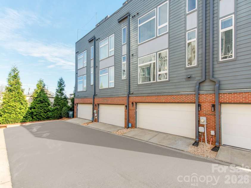 436 Southend Crossing Lane, Charlotte, NC 28203.  MLS# CAR4357576, YatesRealty ID 12934. 