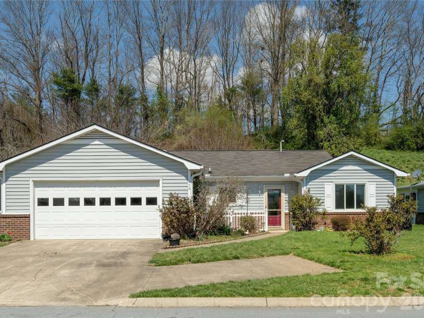 176 Derbyshire Drive, Hendersonville, NC 28792.  MLS# CAR4362871, YatesRealty ID 12938. 176 Derbyshire