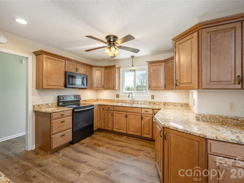 176 Derbyshire Drive, Hendersonville, NC 28792.  MLS# CAR4362871, YatesRealty ID 12938. 