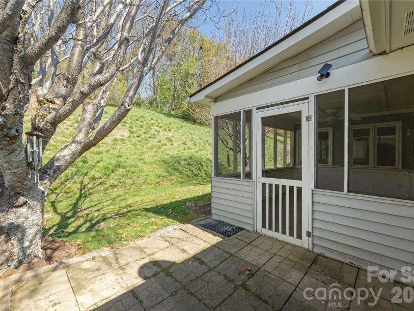 176 Derbyshire Drive, Hendersonville, NC 28792.  MLS# CAR4362871, YatesRealty ID 12938. 