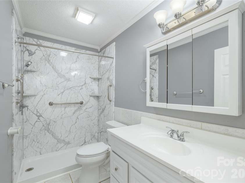 176 Derbyshire Drive, Hendersonville, NC 28792.  MLS# CAR4362871, YatesRealty ID 12938. Primary en suite bath