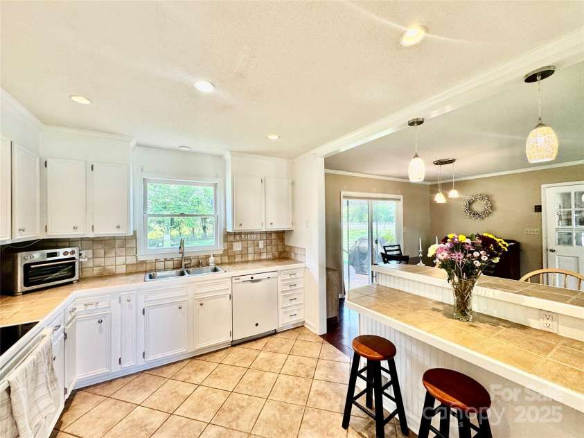 2810 Elizabeth Avenue, Shelby, NC 28150.  MLS# CAR4258399, YatesRealty ID 12939. 