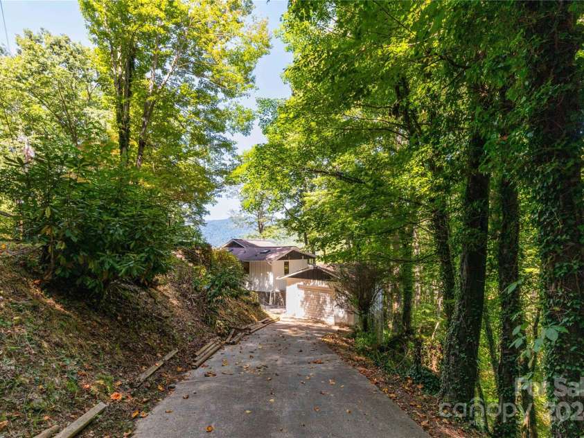 330 Overlook Drive, Maggie Valley, NC 28751.  MLS# CAR4181673, YatesRealty ID 1294. Driveway