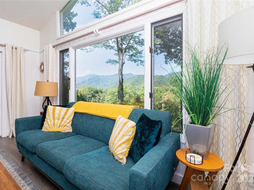 330 Overlook Drive, Maggie Valley, NC 28751.  MLS# CAR4181673, YatesRealty ID 1294. Living Room