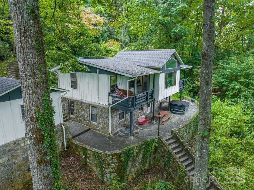 330 Overlook Drive, Maggie Valley, NC 28751.  MLS# CAR4300696, YatesRealty ID 1294. 