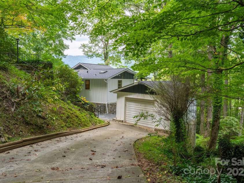 330 Overlook Drive, Maggie Valley, NC 28751.  MLS# CAR4300696, YatesRealty ID 1294. Down the driveway