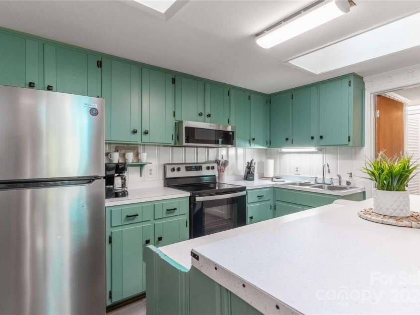 330 Overlook Drive, Maggie Valley, NC 28751.  MLS# CAR4300696, YatesRealty ID 1294. Kitchen