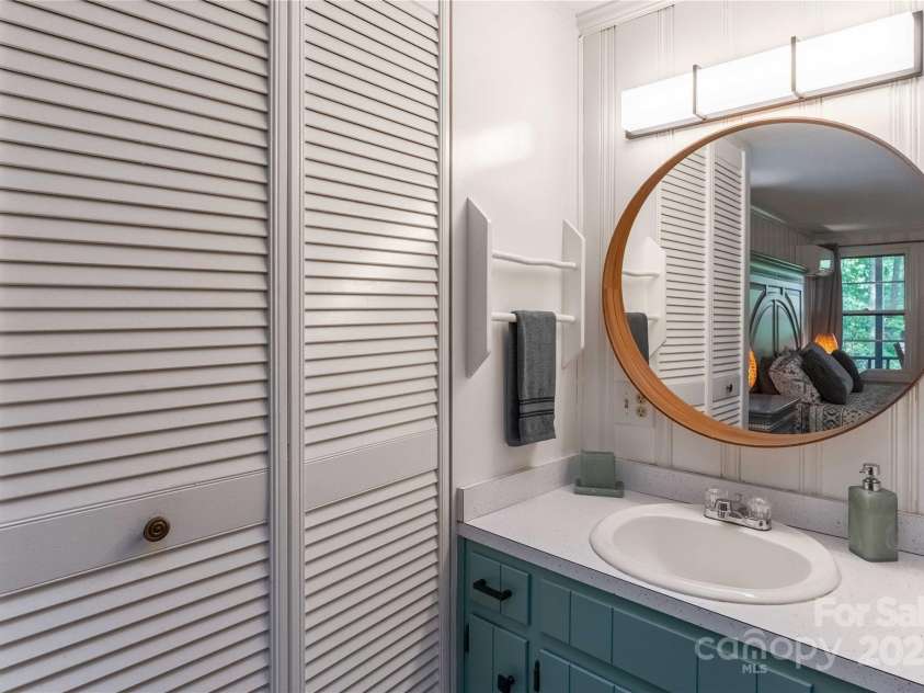 330 Overlook Drive, Maggie Valley, NC 28751.  MLS# CAR4300696, YatesRealty ID 1294. Primary bath