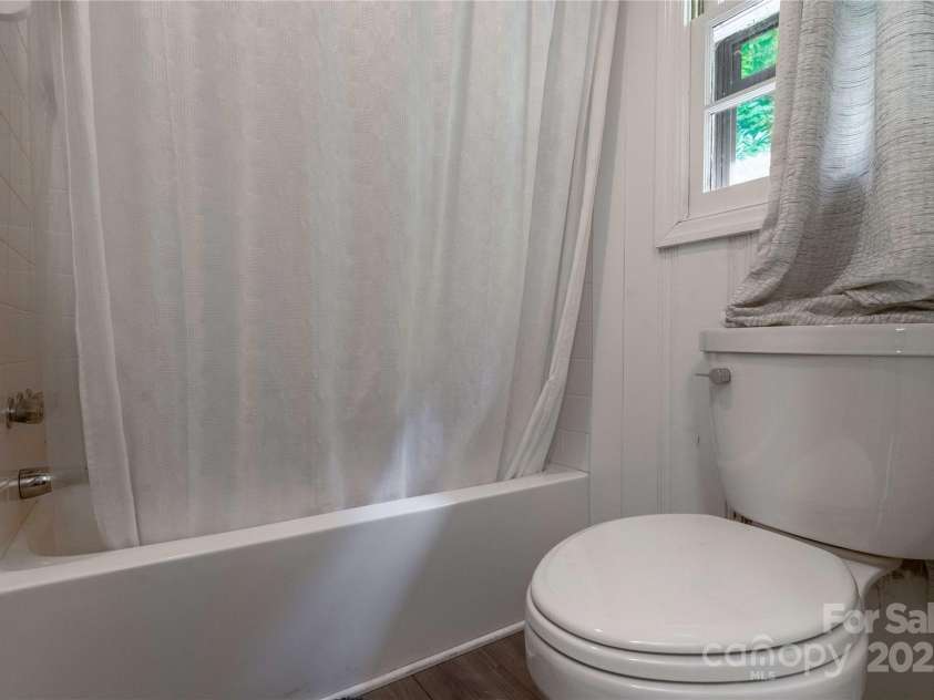 330 Overlook Drive, Maggie Valley, NC 28751.  MLS# CAR4300696, YatesRealty ID 1294. Primary bath