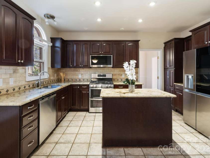 4806 Hickory Glen Drive, Matthews, NC 28105.  MLS# CAR4329359, YatesRealty ID 1294. 