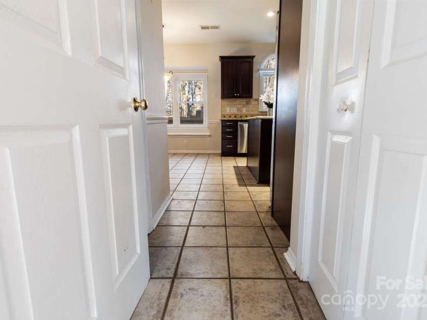 4806 Hickory Glen Drive, Matthews, NC 28105.  MLS# CAR4329359, YatesRealty ID 1294. 