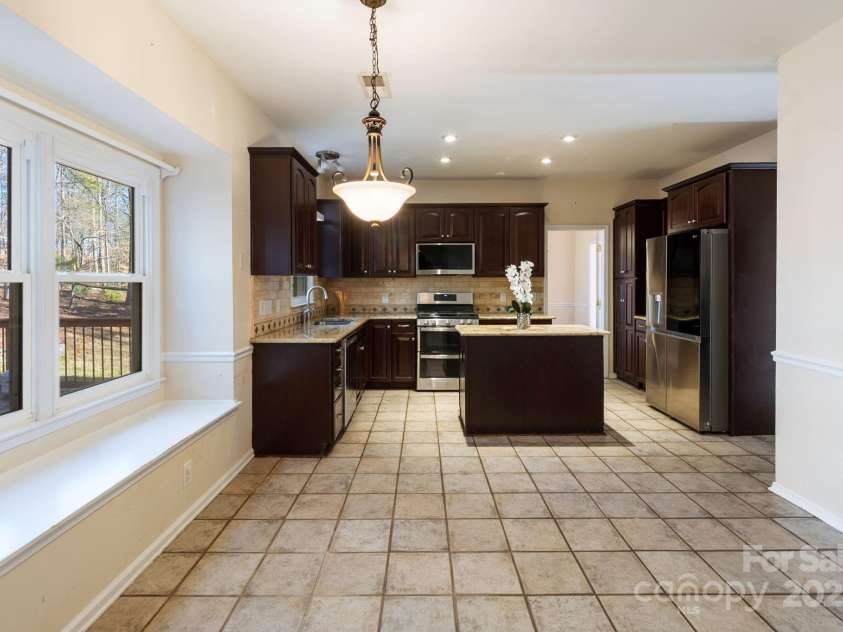 4806 Hickory Glen Drive, Matthews, NC 28105.  MLS# CAR4329359, YatesRealty ID 1294. 