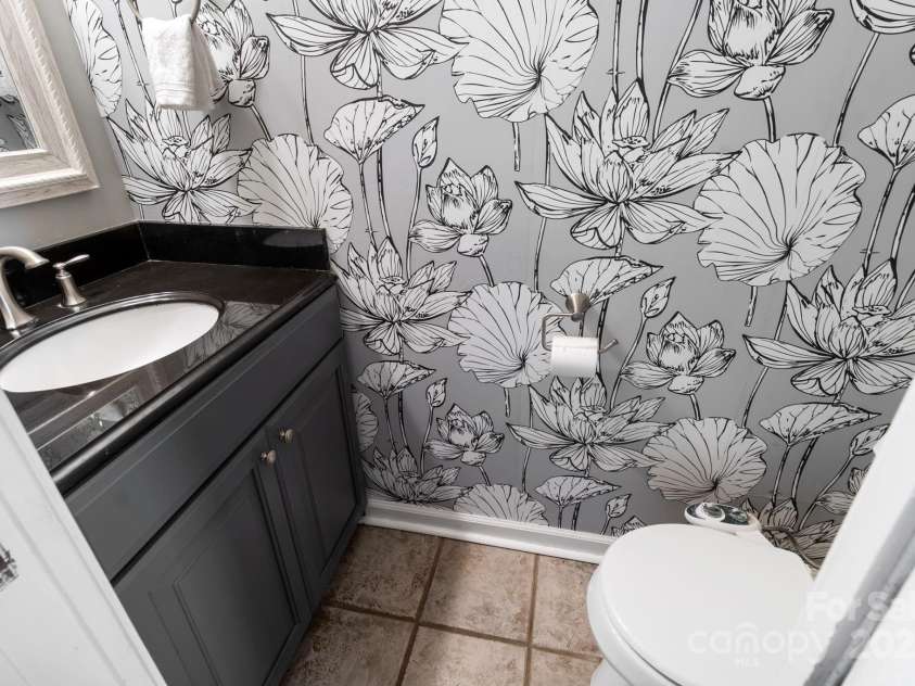 4806 Hickory Glen Drive, Matthews, NC 28105.  MLS# CAR4329359, YatesRealty ID 1294. 