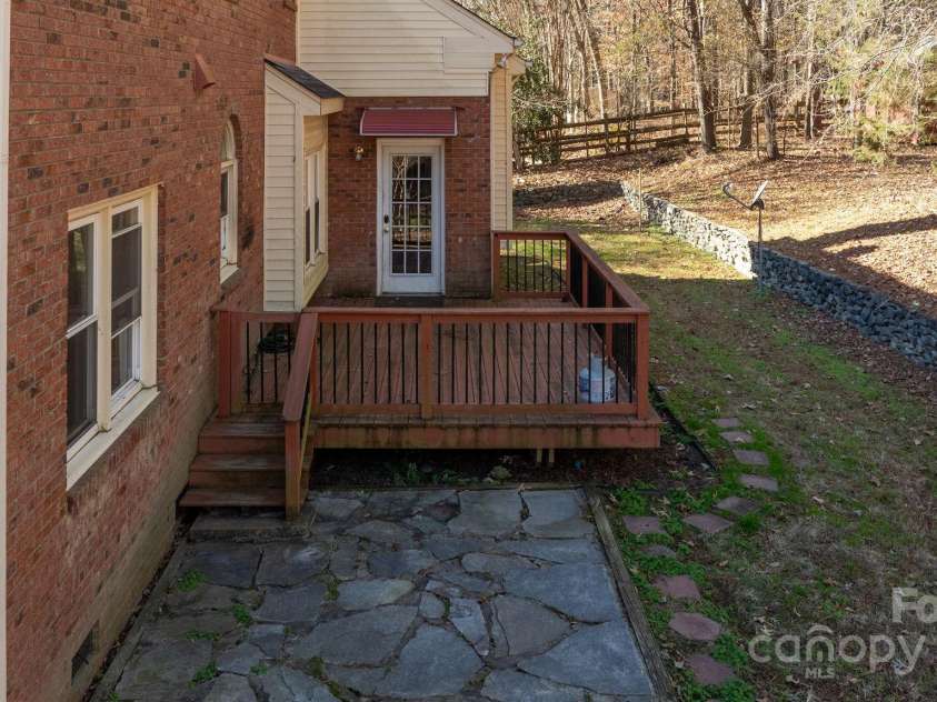 4806 Hickory Glen Drive, Matthews, NC 28105.  MLS# CAR4329359, YatesRealty ID 1294. 