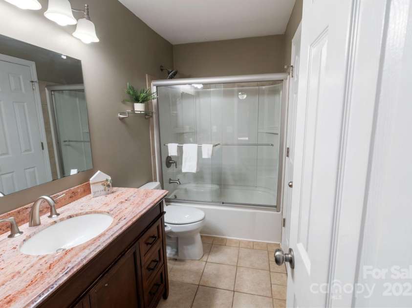 4806 Hickory Glen Drive, Matthews, NC 28105.  MLS# CAR4329359, YatesRealty ID 1294. 