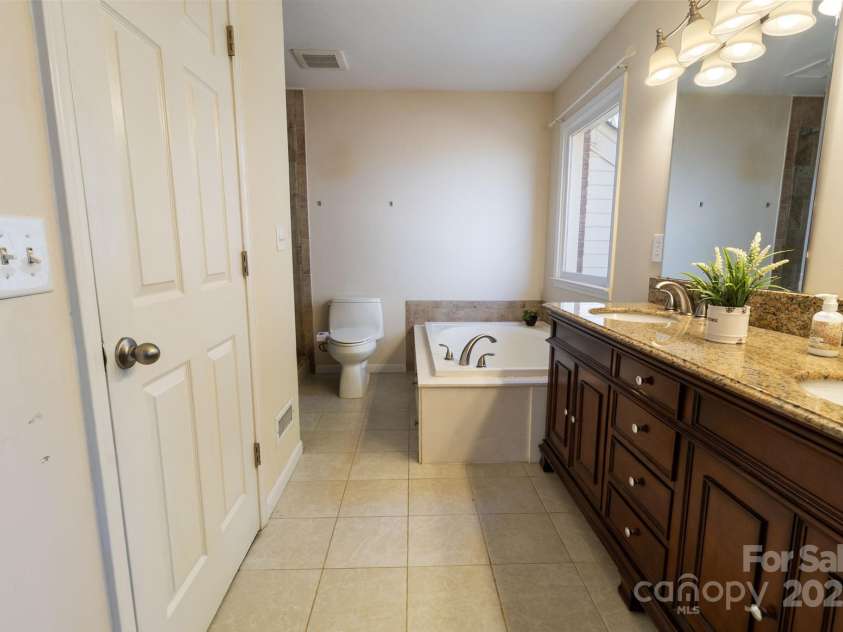 4806 Hickory Glen Drive, Matthews, NC 28105.  MLS# CAR4329359, YatesRealty ID 1294. 