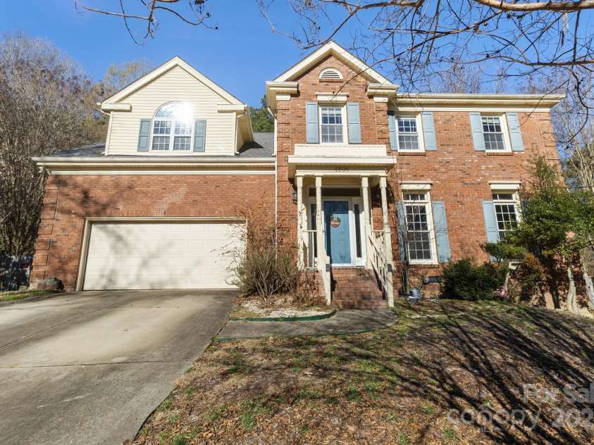 4806 Hickory Glen Drive, Matthews, NC 28105.  MLS# CAR4329359, YatesRealty ID 1294. 