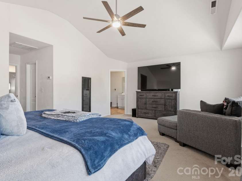 9528 Weikert Road, Charlotte, NC 28215.  MLS# CAR4363540, YatesRealty ID 12940. 