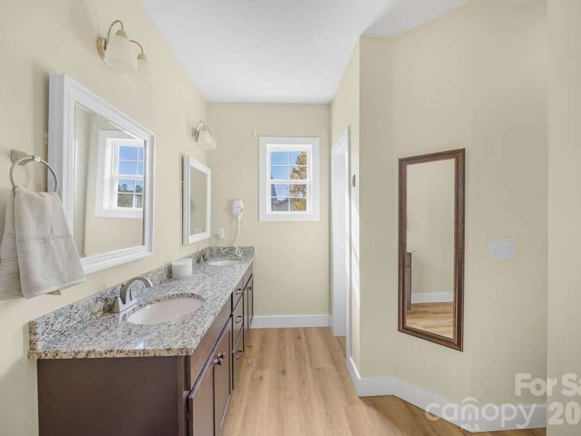 457 Riverwind Drive, Hendersonville, NC 28739.  MLS# CAR4364359, YatesRealty ID 12941. Primary Bath