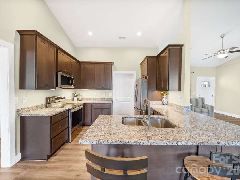 457 Riverwind Drive, Hendersonville, NC 28739.  MLS# CAR4364359, YatesRealty ID 12941. Spacious Kithcen