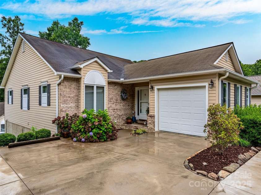 27 Putter Court, Hendersonville, NC 28739.  MLS# CAR4253747, YatesRealty ID 12942. 