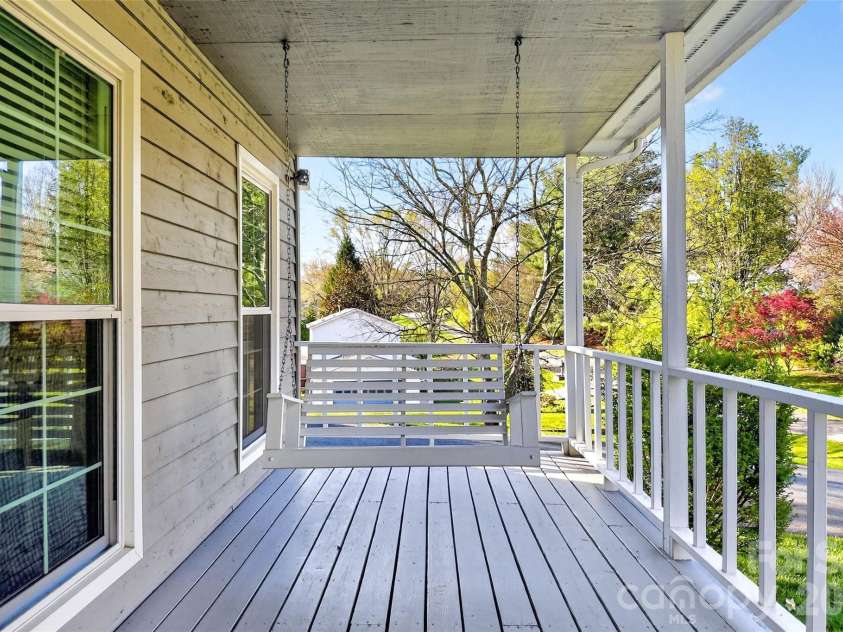 102 Charles Ridge Road, Asheville, NC 28805.  MLS# CAR4366221, YatesRealty ID 12943. 