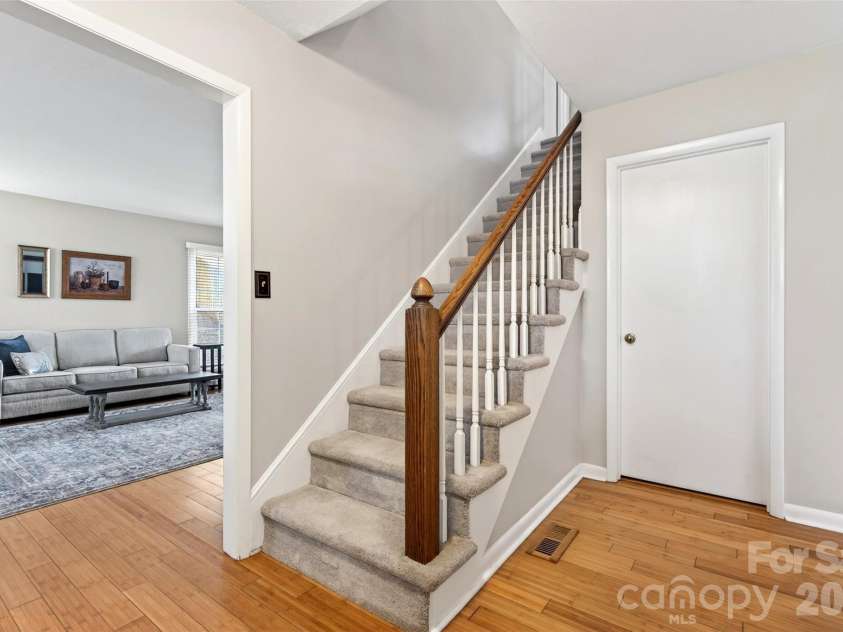 102 Charles Ridge Road, Asheville, NC 28805.  MLS# CAR4366221, YatesRealty ID 12943. 