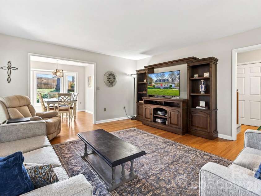 102 Charles Ridge Road, Asheville, NC 28805.  MLS# CAR4366221, YatesRealty ID 12943. 