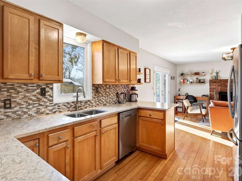 102 Charles Ridge Road, Asheville, NC 28805.  MLS# CAR4366221, YatesRealty ID 12943. 