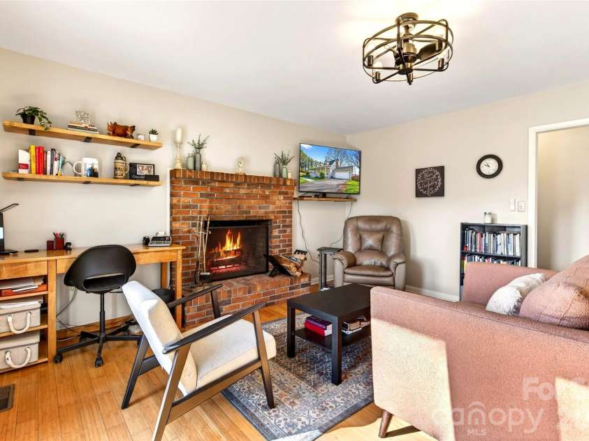 102 Charles Ridge Road, Asheville, NC 28805.  MLS# CAR4366221, YatesRealty ID 12943. 
