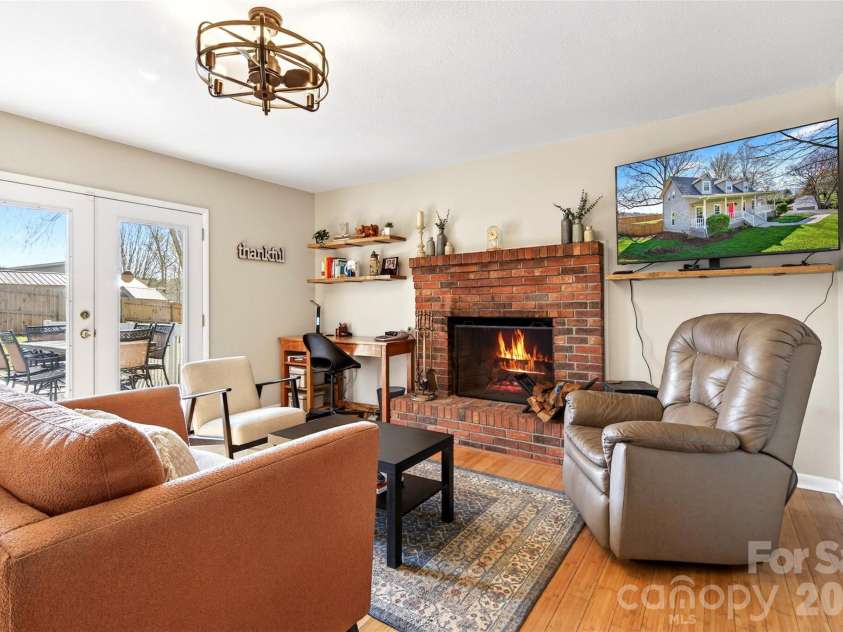 102 Charles Ridge Road, Asheville, NC 28805.  MLS# CAR4366221, YatesRealty ID 12943. 