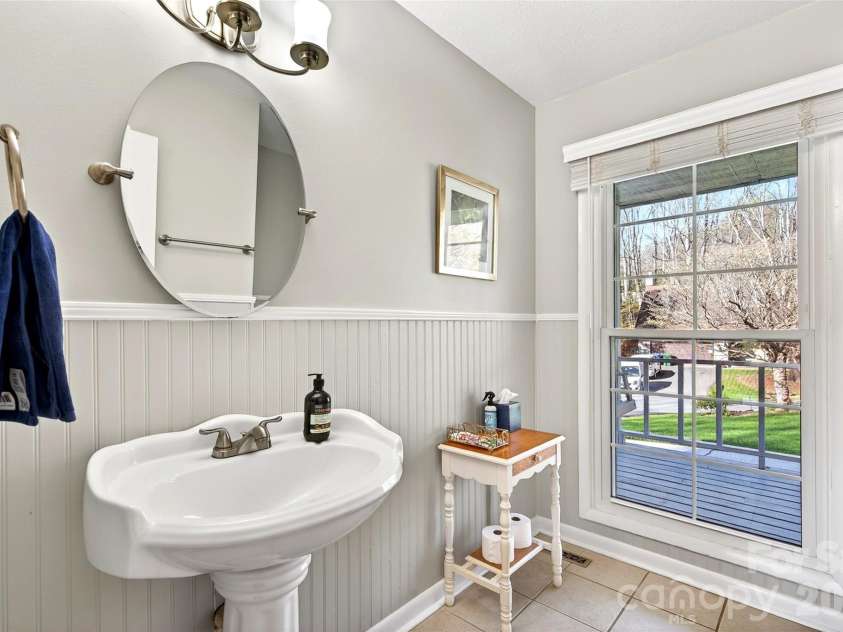 102 Charles Ridge Road, Asheville, NC 28805.  MLS# CAR4366221, YatesRealty ID 12943. 