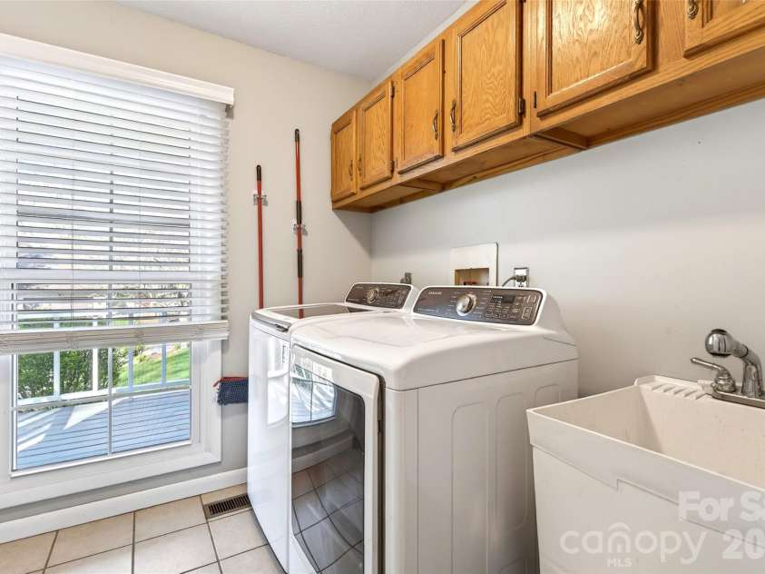 102 Charles Ridge Road, Asheville, NC 28805.  MLS# CAR4366221, YatesRealty ID 12943. 