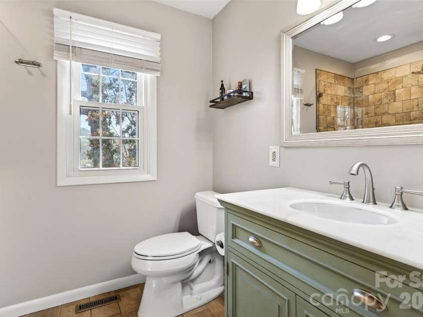 102 Charles Ridge Road, Asheville, NC 28805.  MLS# CAR4366221, YatesRealty ID 12943. 