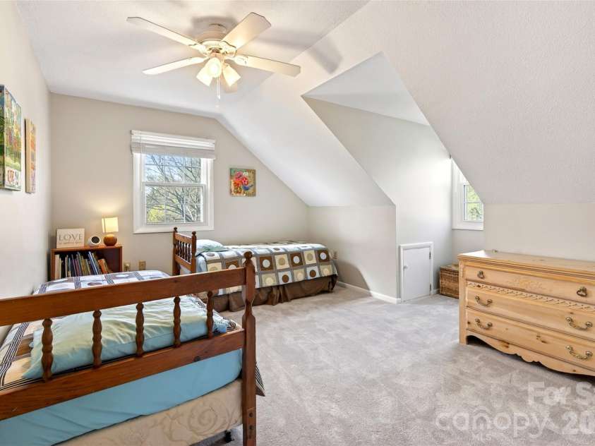 102 Charles Ridge Road, Asheville, NC 28805.  MLS# CAR4366221, YatesRealty ID 12943. 