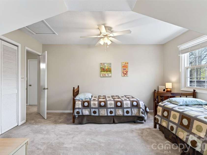102 Charles Ridge Road, Asheville, NC 28805.  MLS# CAR4366221, YatesRealty ID 12943. 