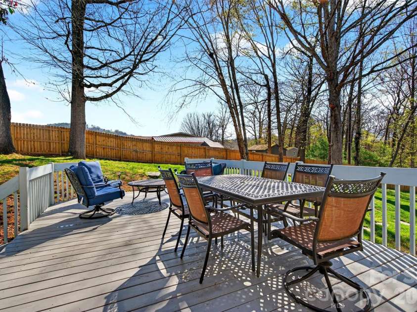 102 Charles Ridge Road, Asheville, NC 28805.  MLS# CAR4366221, YatesRealty ID 12943. 