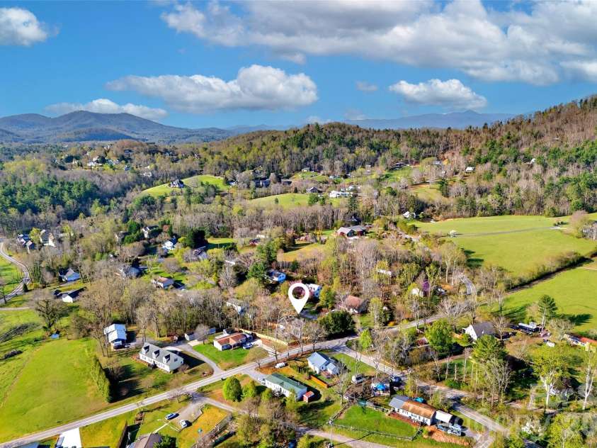 102 Charles Ridge Road, Asheville, NC 28805.  MLS# CAR4366221, YatesRealty ID 12943. 