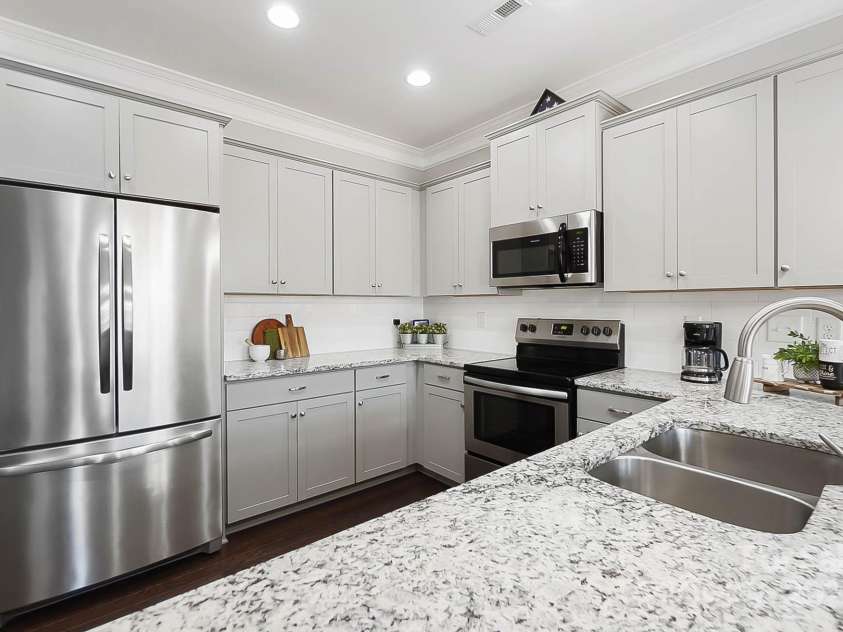 136 Kingston Drive, Locust, NC 28097.  MLS# CAR4227262, YatesRealty ID 12944. Beautiful bright kitchen